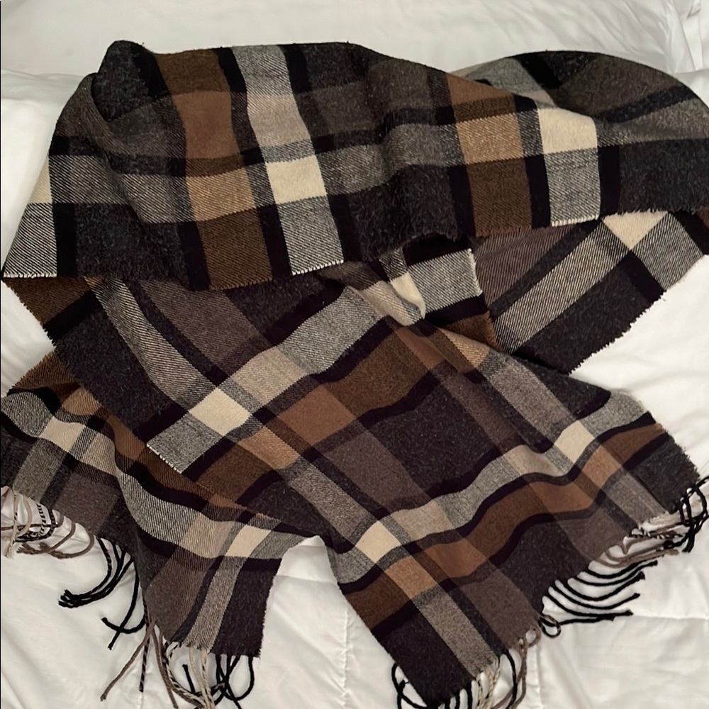 Plaid winter scarf, fringe detail, stunning